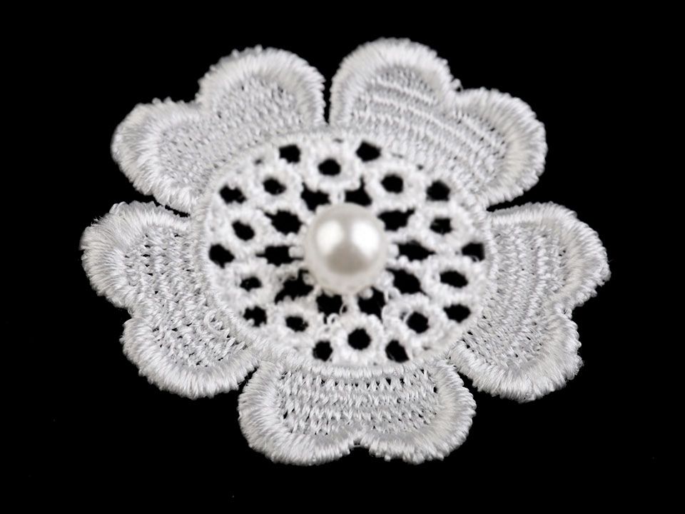 Krajková aplikace s perlou - květ