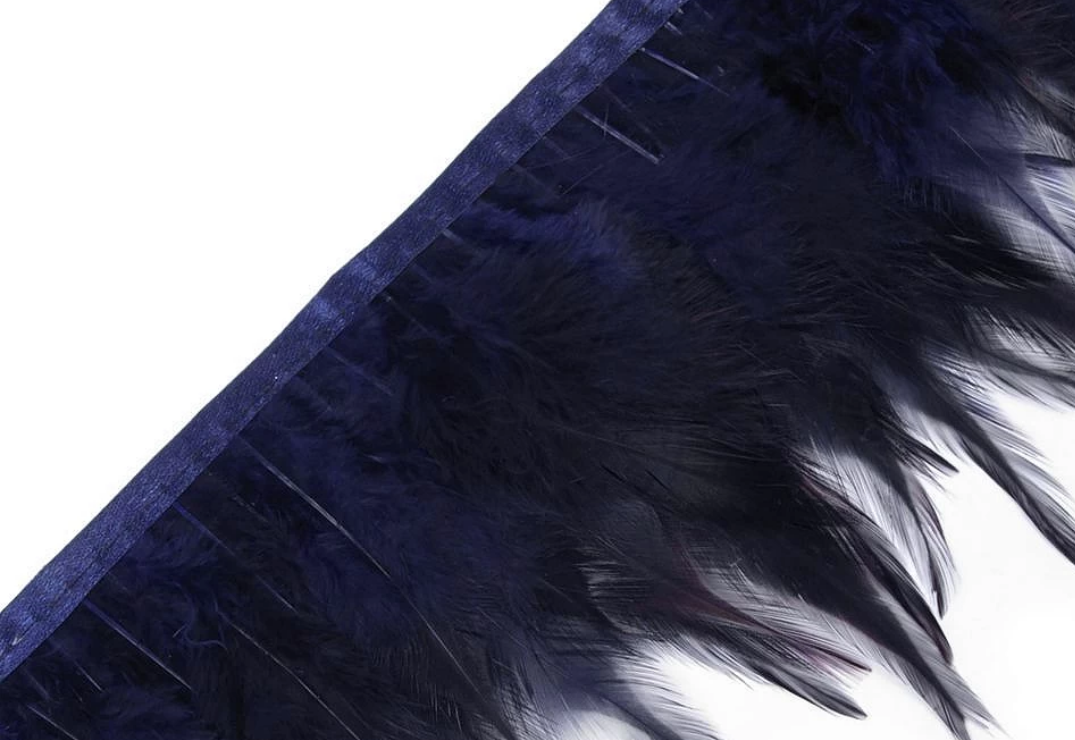Prýmek - kohoutí peří šíře 12 cm - temná modrá